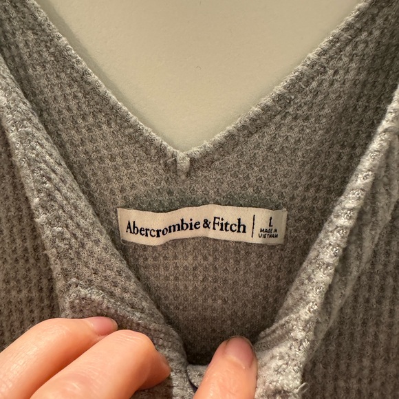 Abercrombie & Fitch Gray waffle knit Button-Front cropped Tank Top - Picture 2 of 4